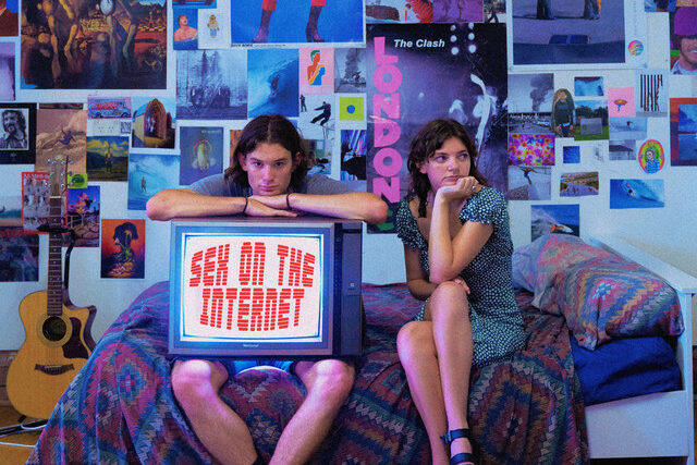 Girl and Girl – Sex on the Internet