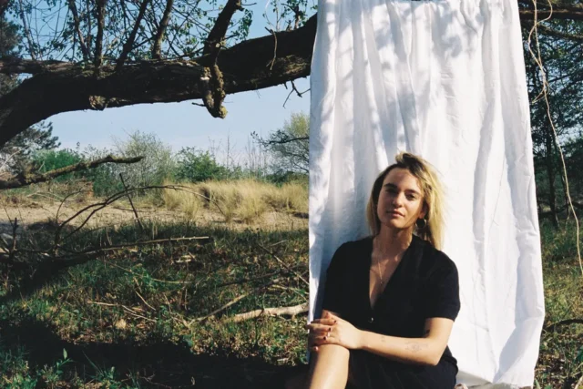 néomí – It’s Never Easy (Leaving Someone Behind)