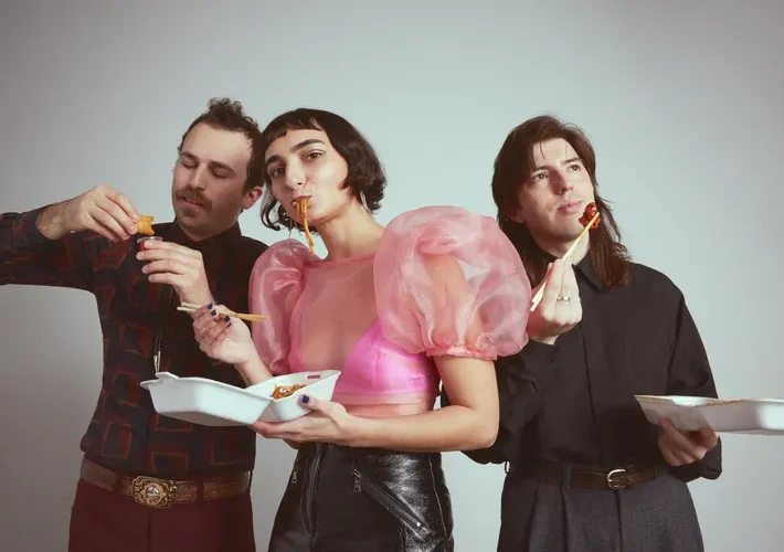 Night Talks – Shadows On The Run