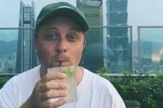 sadboi simon – Holding You Back