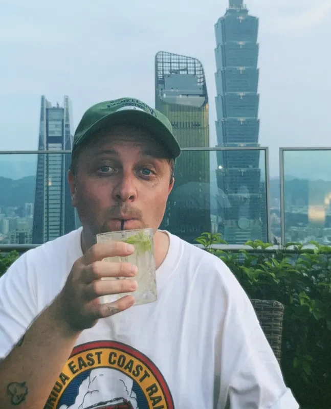 sadboi simon – Holding You Back