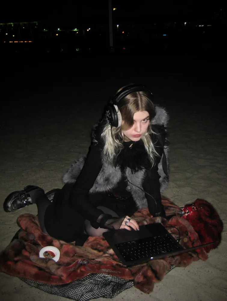 Antonia XM – Watch the world end