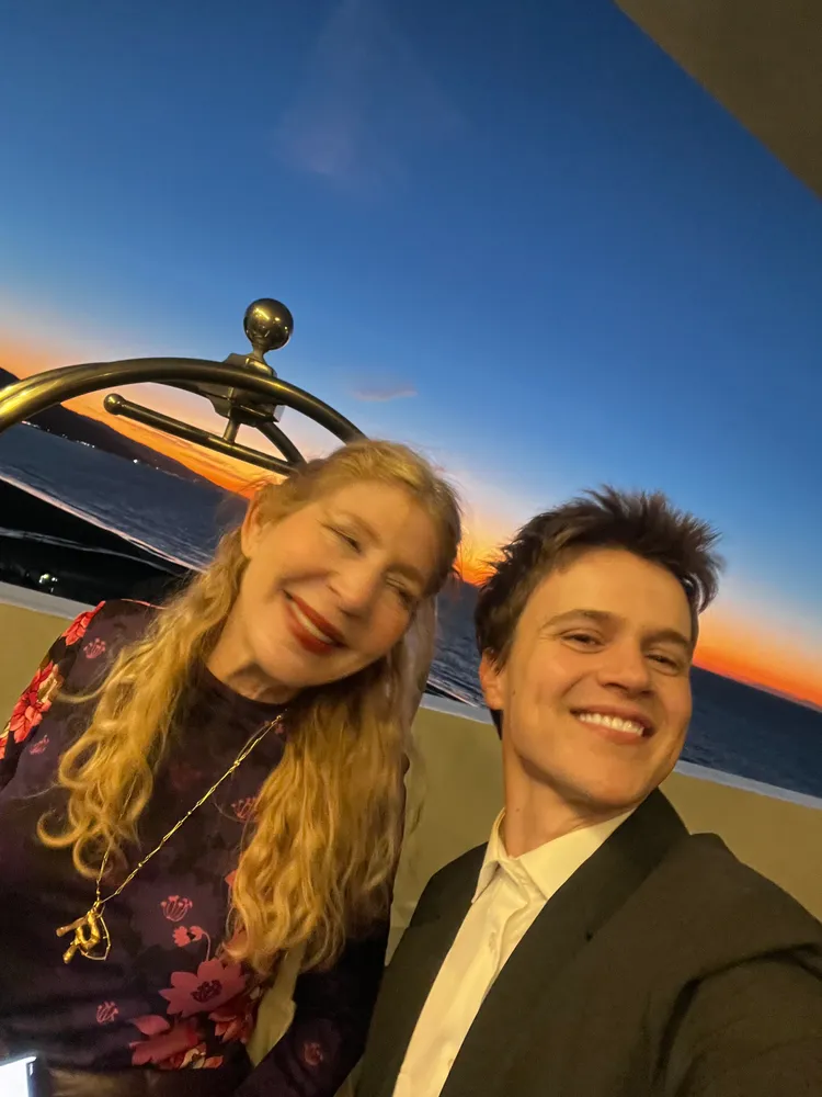Blond in Car – Come True